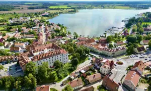 Malownicze miasteczko nad jeziorem, z zamkiem i portem, w sercu krainy Warmia i Mazury.