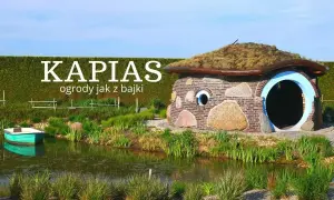 Ogrody Kapias jak z bajki, z domkiem hobbitów i łódką. Najlepiej zwiedzać je wiosną lub latem, gdy wszystko kwitnie.