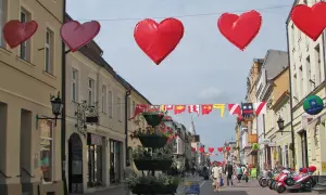 Ulica ozdobiona sercami i flagami, tworząca atmosferę miasta zakochanych w Polsce.