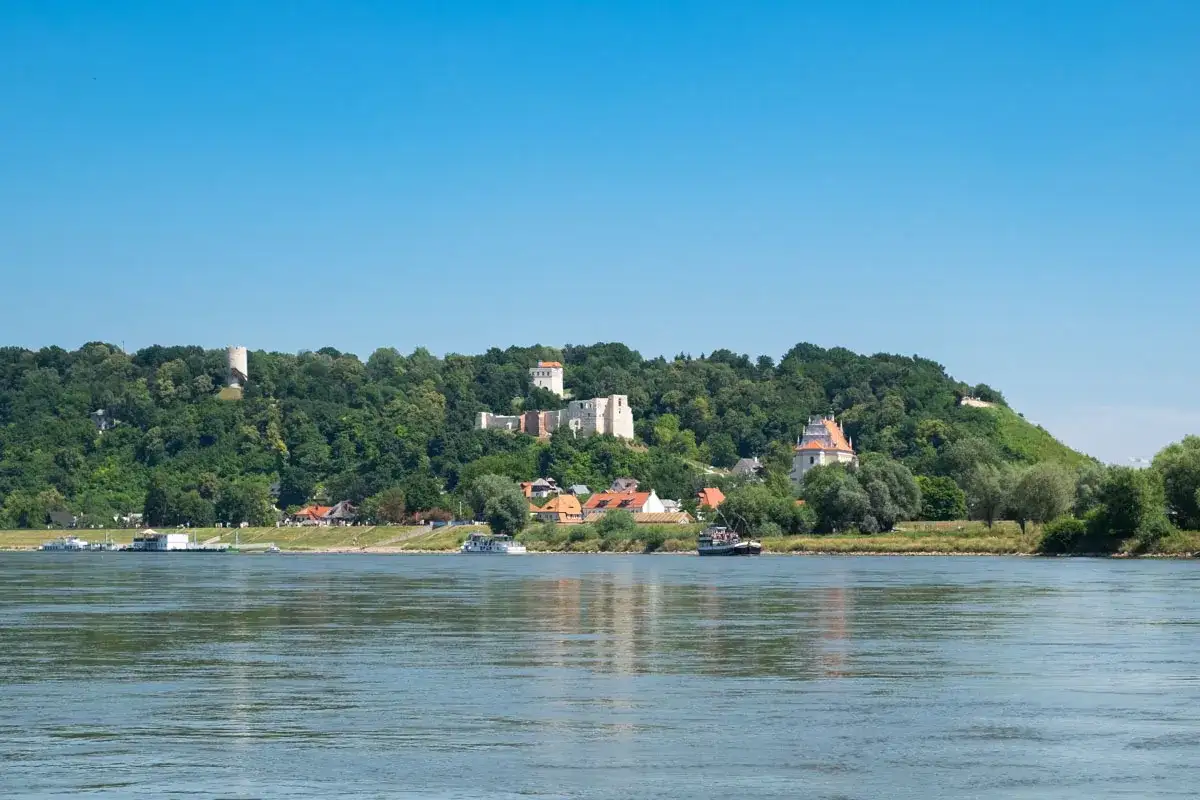 Widok na zamek i wieżę w Kazimierzu Dolnym z perspektywy rzeki Wisły.