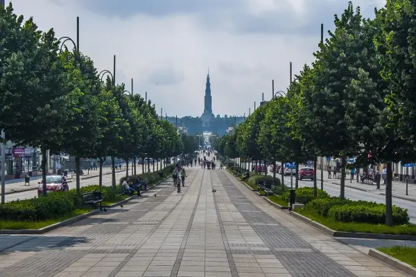 Aleje w Częstochowie, idealne na weekendowe spacery, prowadzą do Jasnej Góry. Wiele atrakcji czeka na odkrycie.