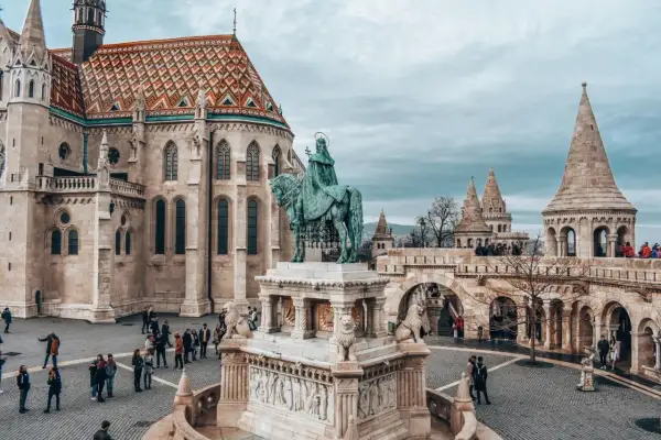 Rycerz na koniu przed kościołem w Budapeszcie. Stare miasto Budapeszt zachwyca architekturą i widokami.