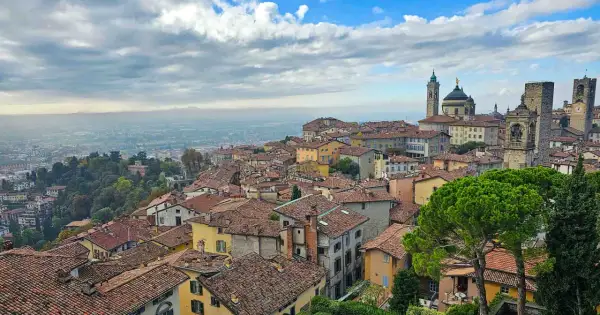 Widok na stare miasto Bergamo z dachami i wieżami.